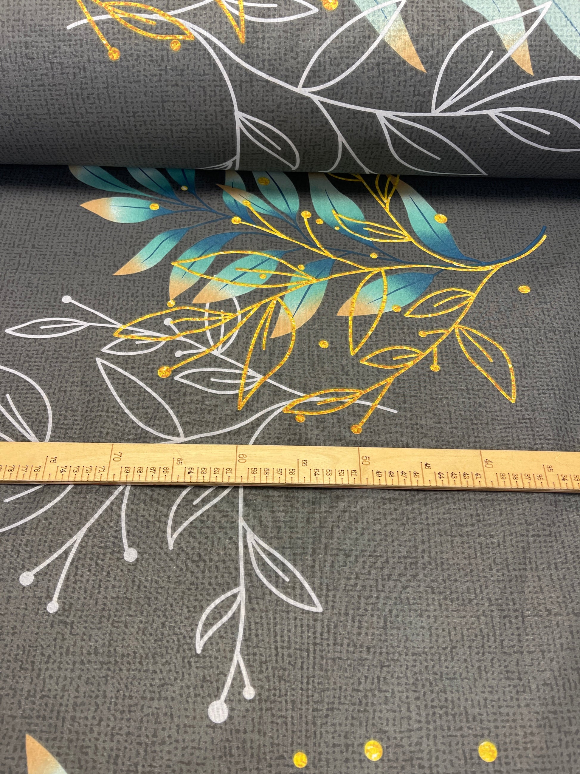 100 % tissu en coton - feuilles sur fond gris 220 cm 146 g/m²