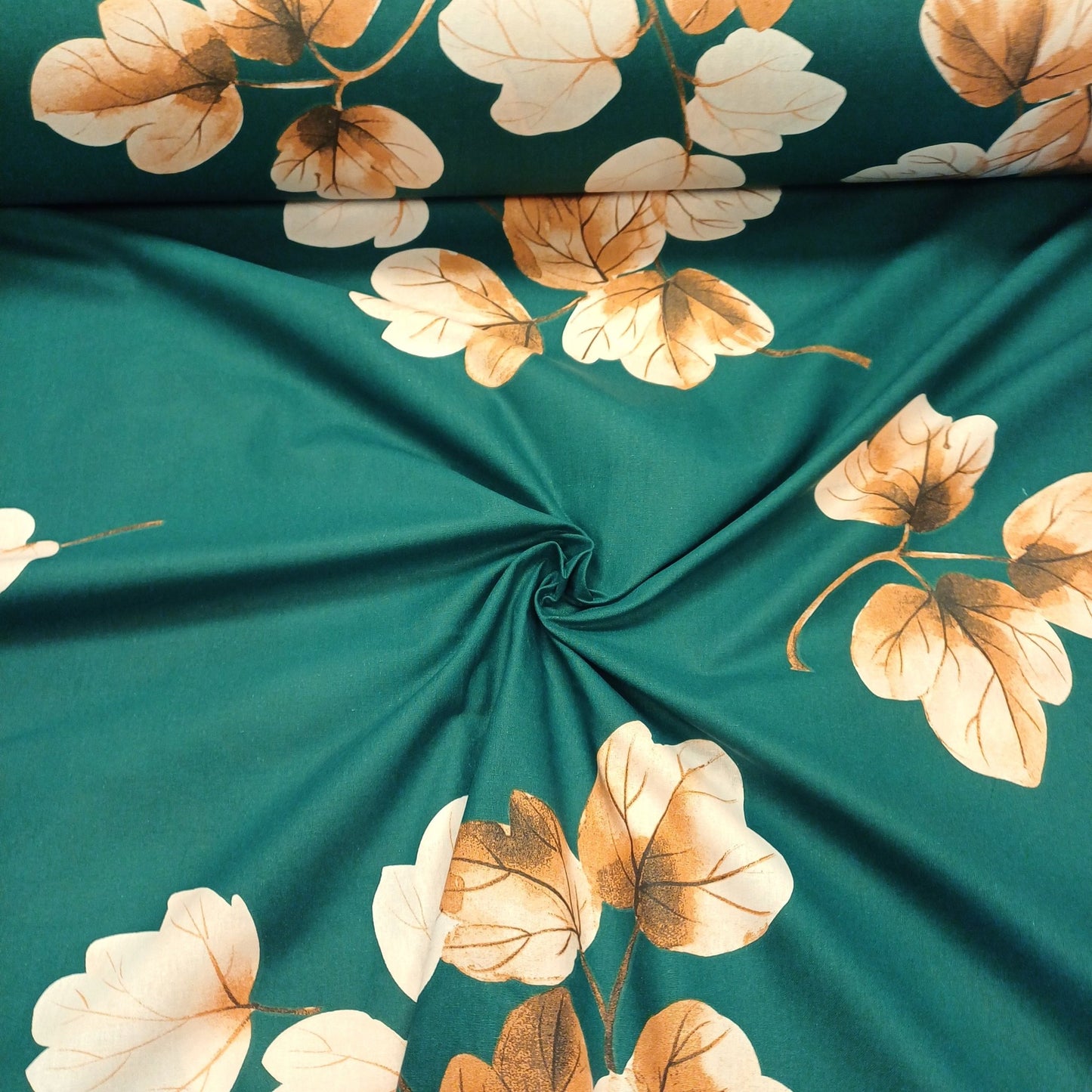 Tissu 100% coton - feuilles sur fond vert émeraude 220cm 146 g/m²