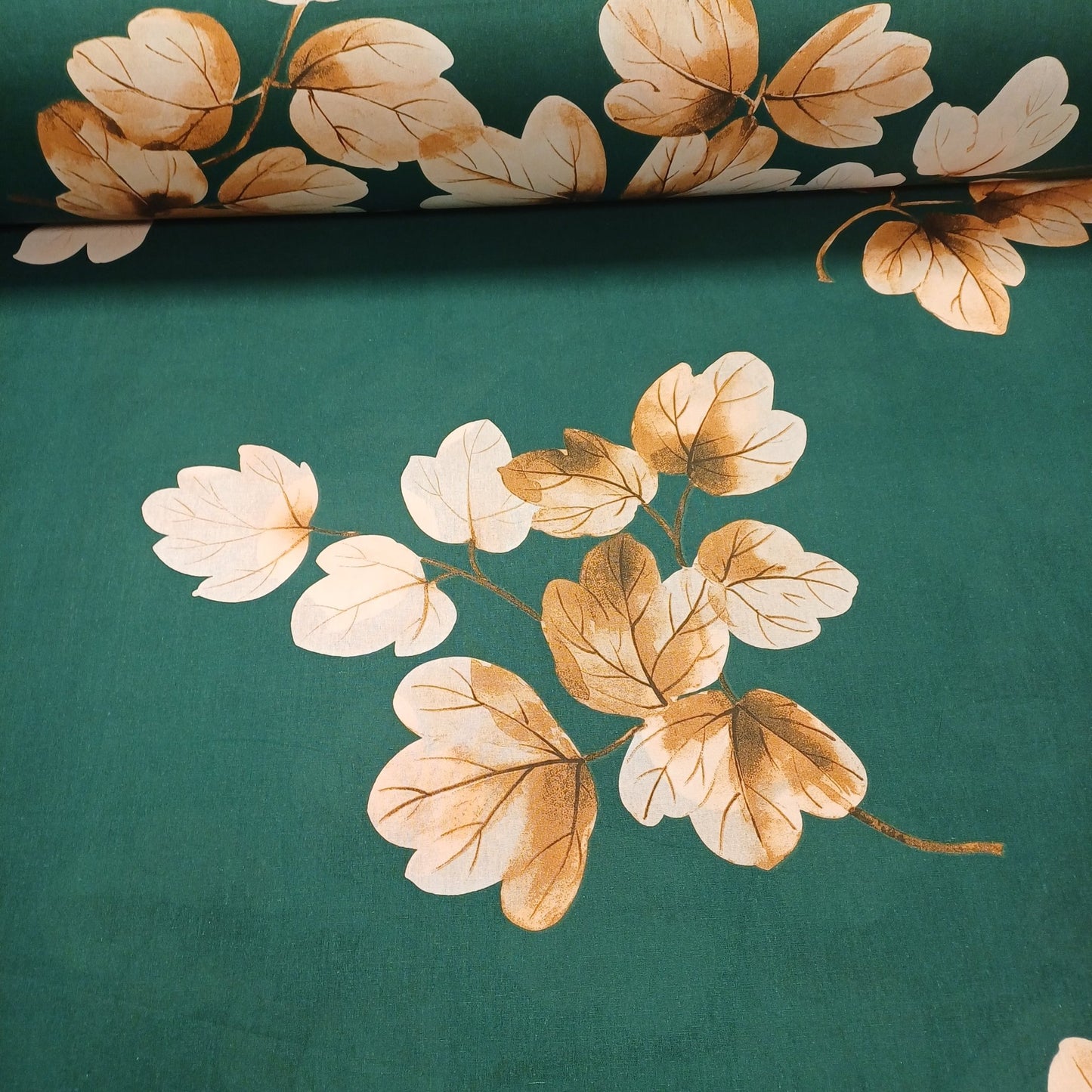 100% tissu en coton - feuilles sur fond vert émeraude 220cm 146 g/m²