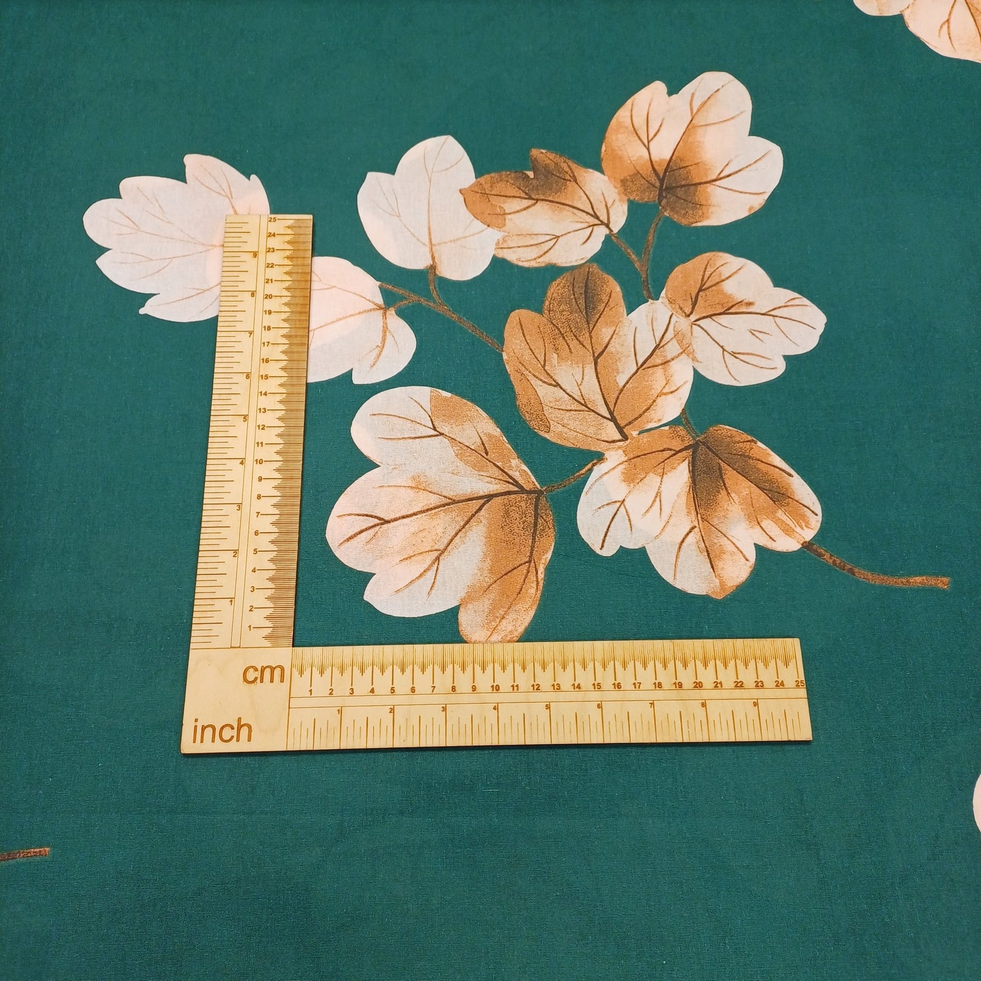 Tissu 100 % coton - feuilles sur fond vert émeraude 220cm 146 g/m²