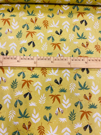 Image avec tissu 100 % coton - feuilles sur fond jaune-vert 125 g/m² – disponible chez Šarlotes audumi