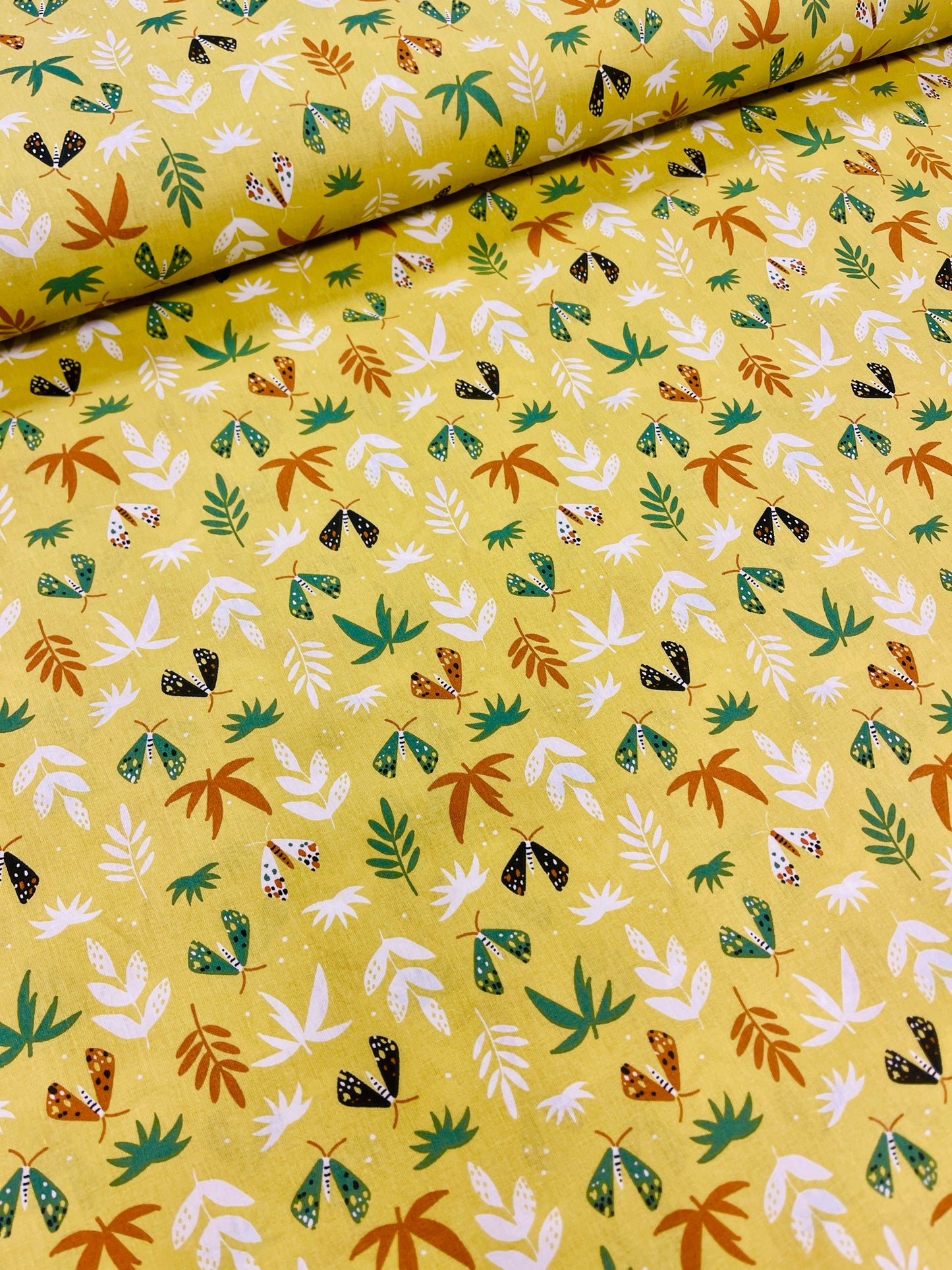 Image avec tissu 100 % coton - feuilles sur fond jaune-vert 125 g/m² – disponible chez Šarlotes audumi