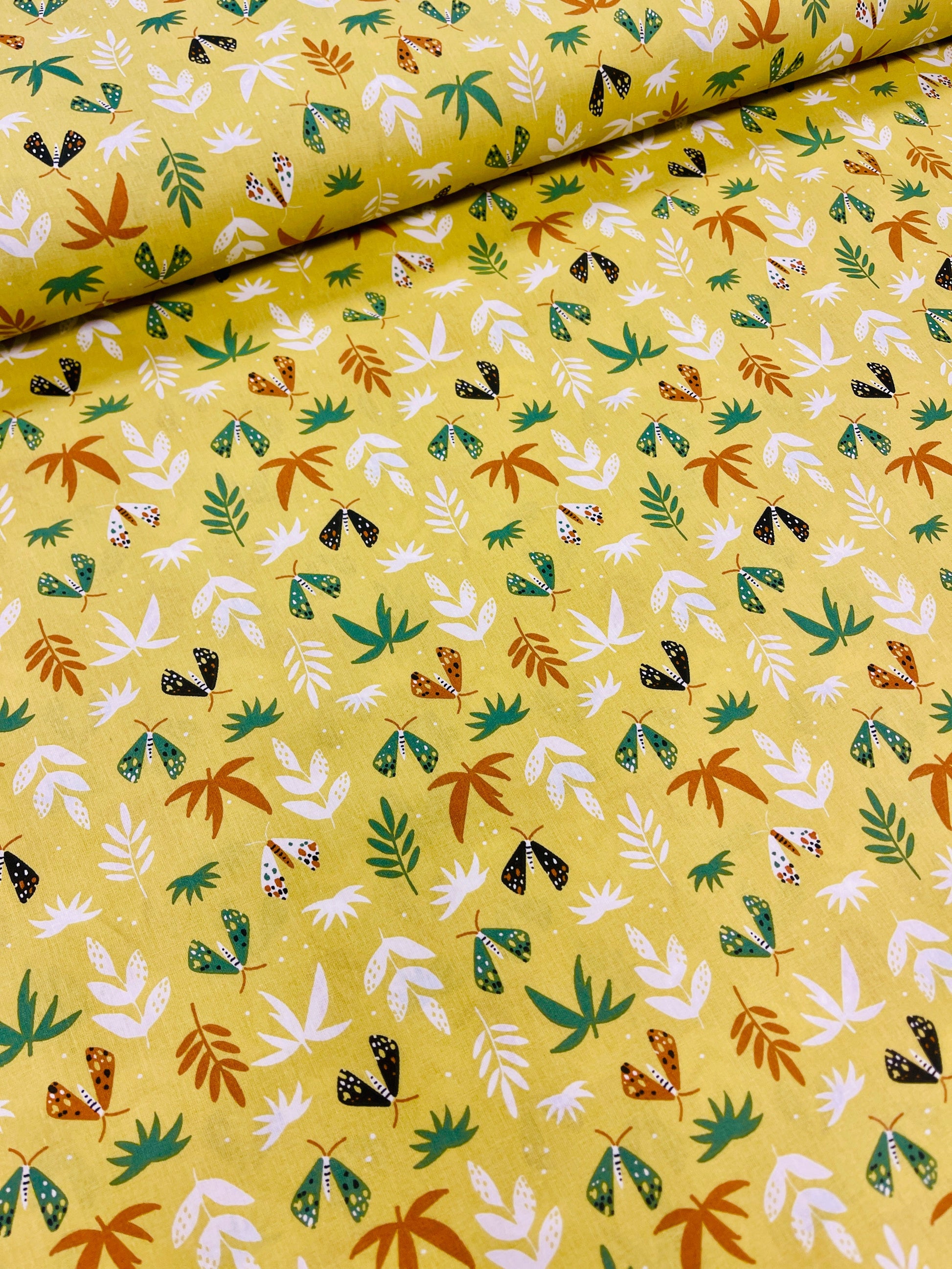 Image avec tissu 100 % coton - feuilles sur fond jaune-vert 125 g/m² – disponible chez Šarlotes audumi