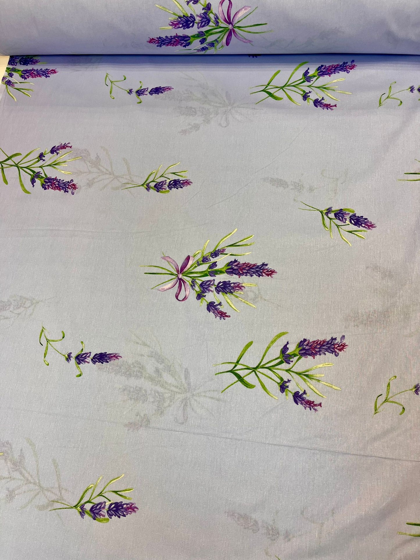 Image de tissu 100 % coton - brins de lavande bleu clair 220cm 130 g/m² – disponible chez Šarlotes audumi