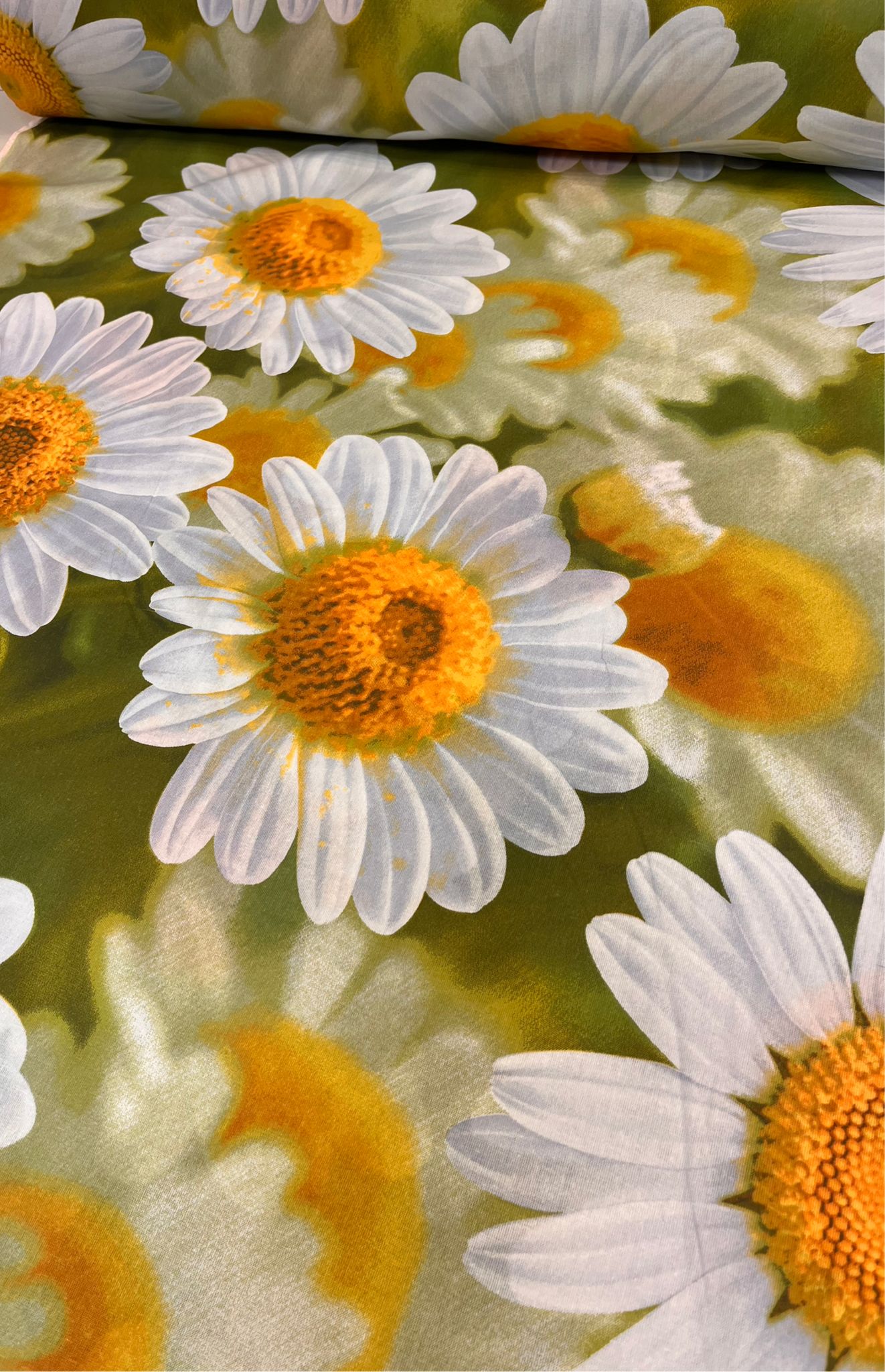 Image avec tissu 100 % coton - grandes marguerites 220cm 130 g/m² – disponible chez Šarlotes audumi
