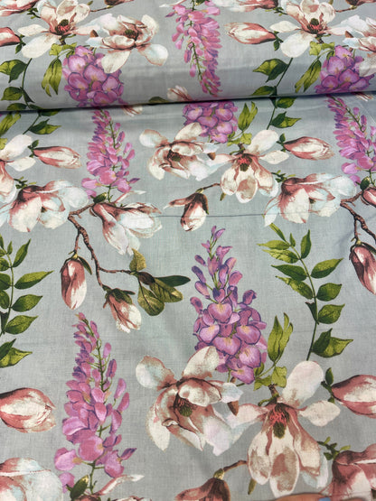 Image de tissu 100 % coton à magnolias sur fond gris – disponible en ligne chez Šarlotes audumi