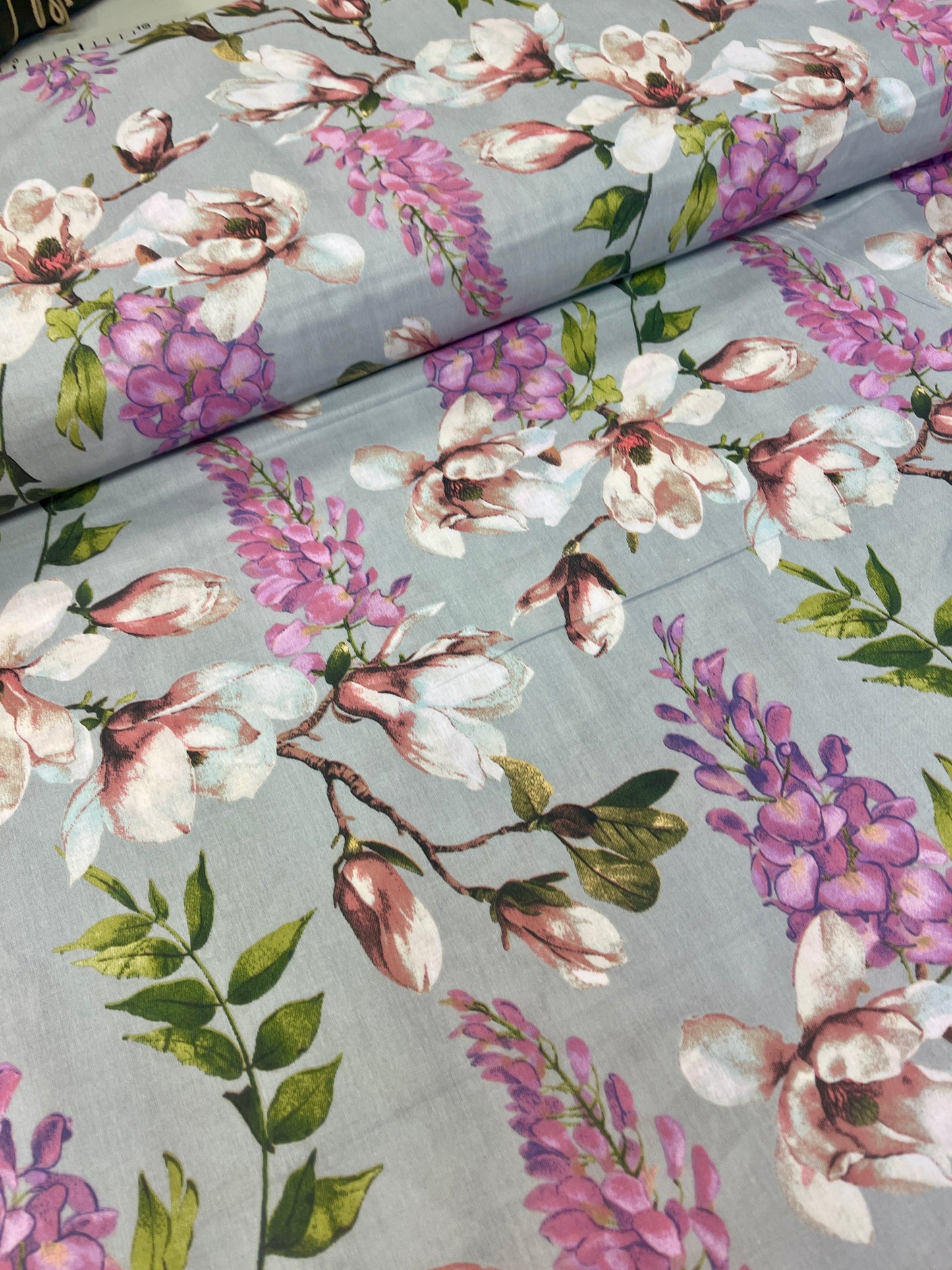 Image en tissu 100 % coton à motif magnolias sur fond gris – disponible en ligne chez Šarlotes audumi