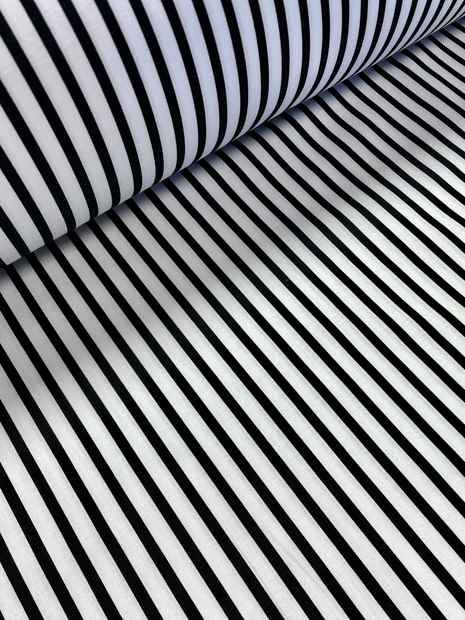 Tissu 100 % coton - lignes noires et blanches 125 g/m²