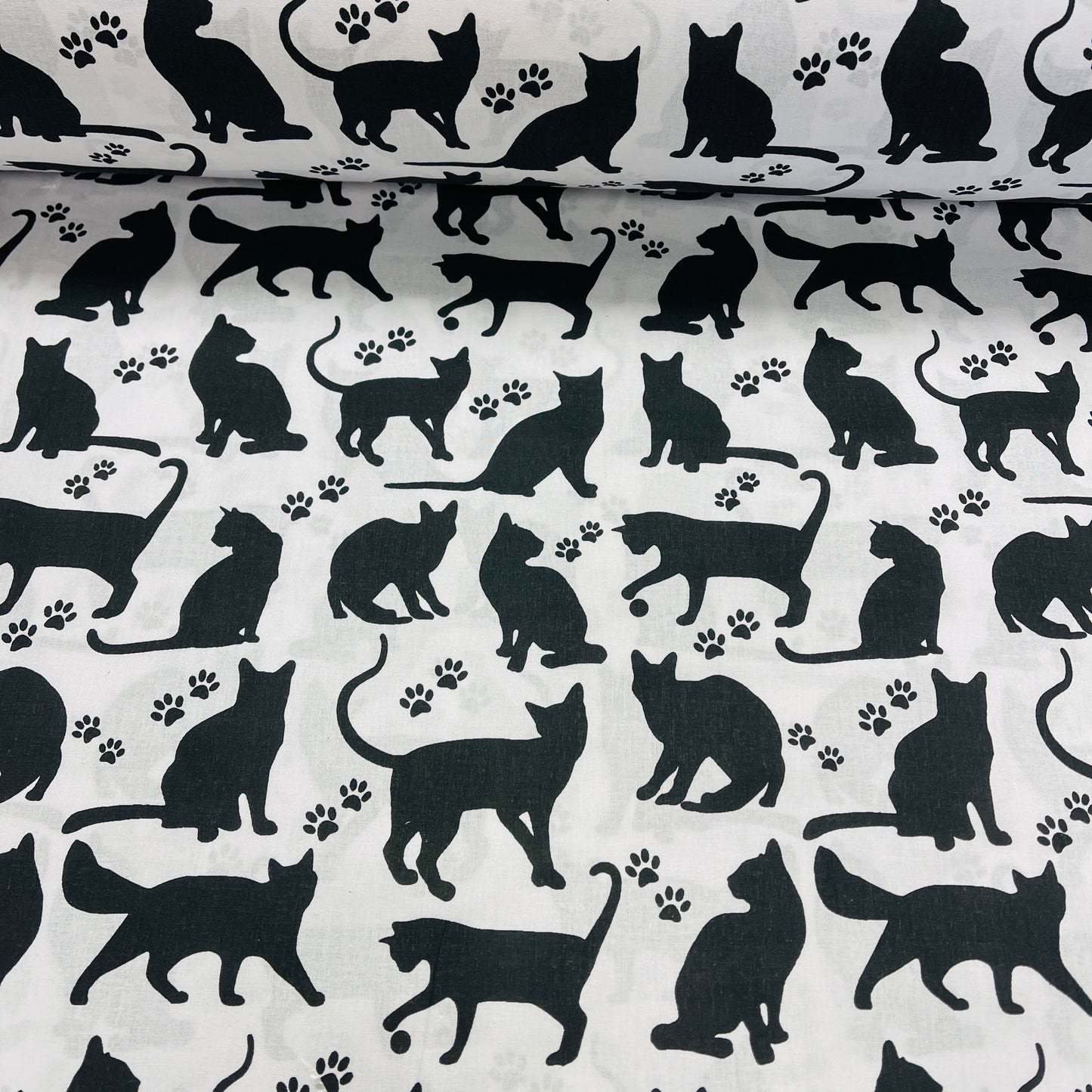 Tissu 100 % coton - chats noirs sur fond blanc 125 g/m²