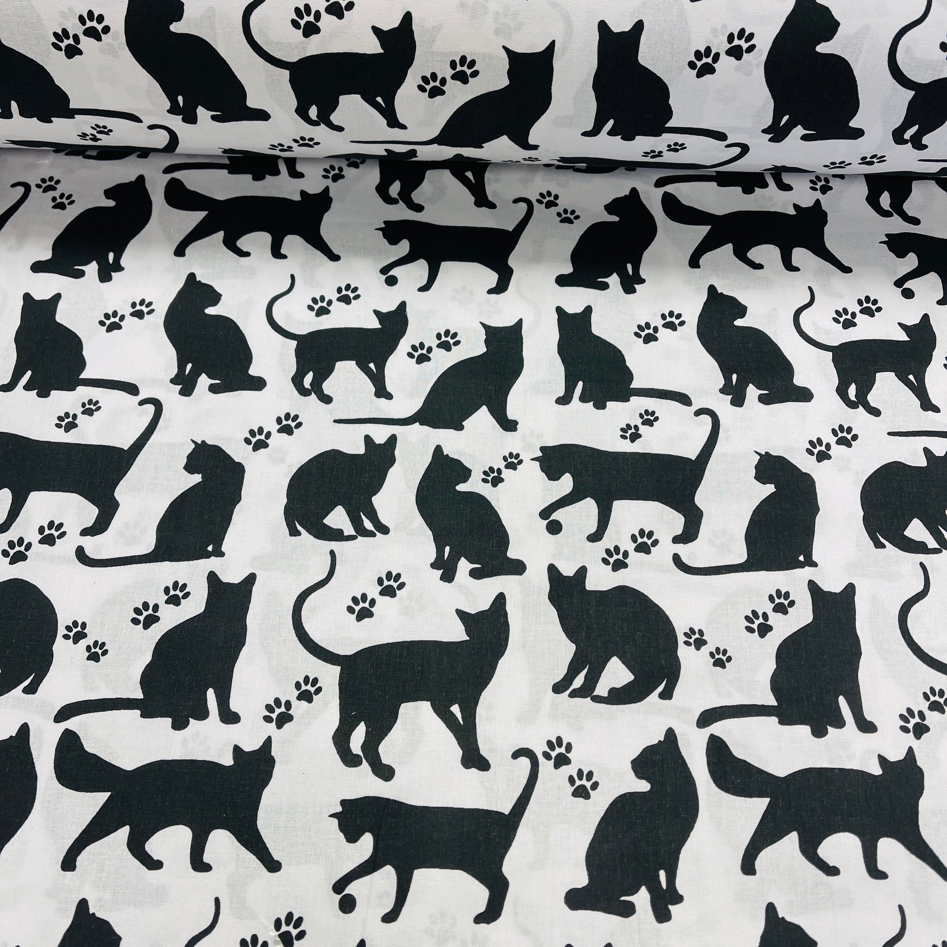 Tissu 100 % coton - chats noirs sur fond blanc 125 g/m²