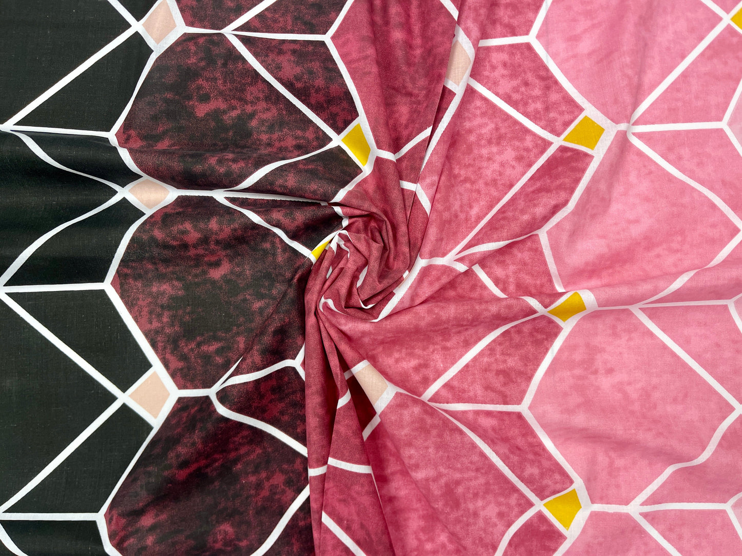 100% cotton fabric - black and pink geometric patterns 125 g/m²