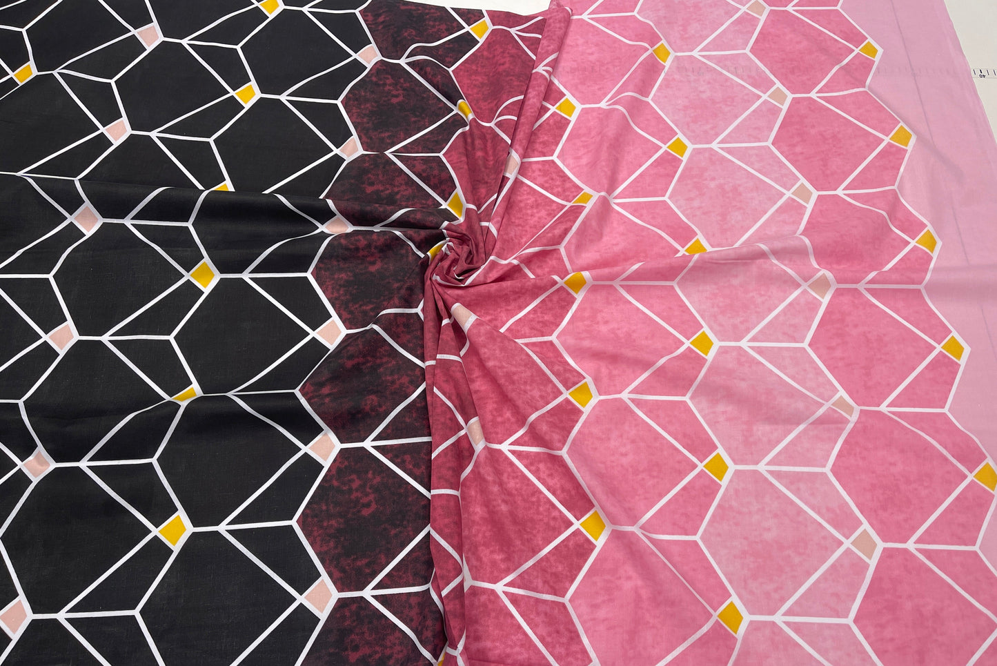 100% cotton fabric - black and pink geometric patterns 125 g/m²