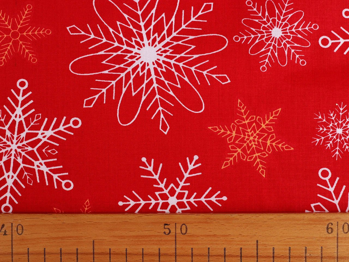 txt
Image avec tissu 100 % coton à flocons sur fond rouge – disponible en ligne chez Šarlotes audumi