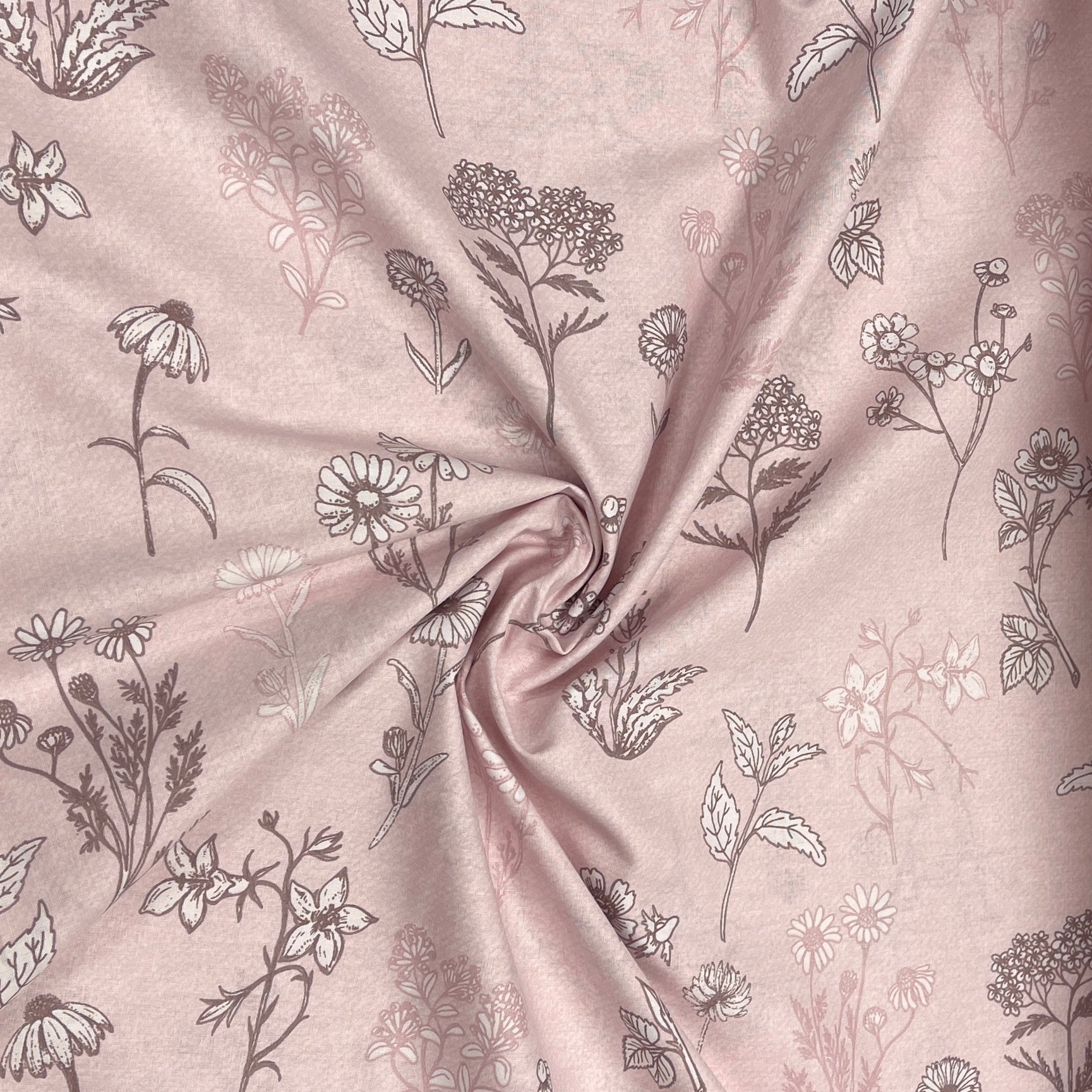 Tissu 100 % coton - prairie d’achillées sur fond rose poudré 220 cm 146 g/m²