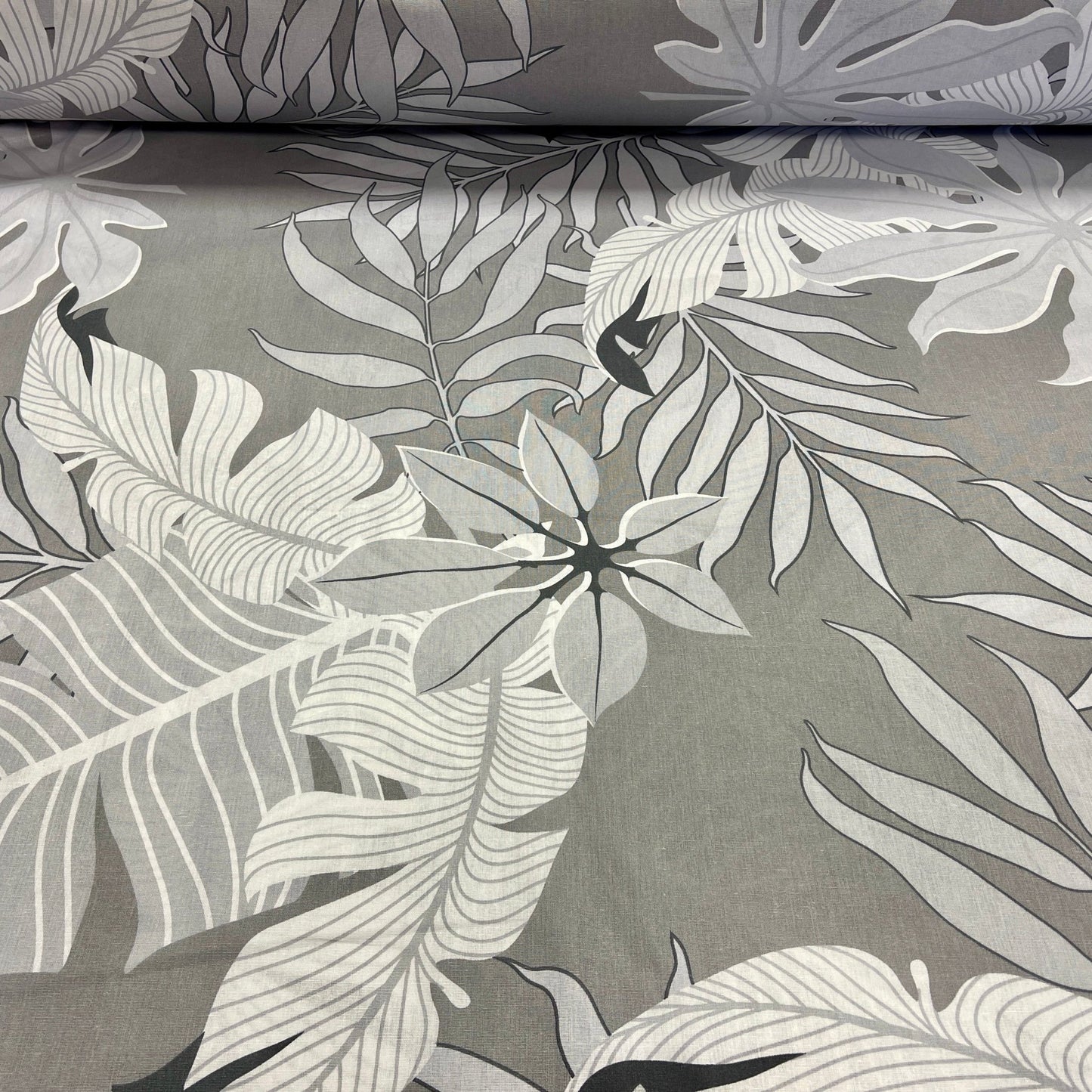 Tissu 100 % coton - motif feuilles gris 220 cm 125 g/m²