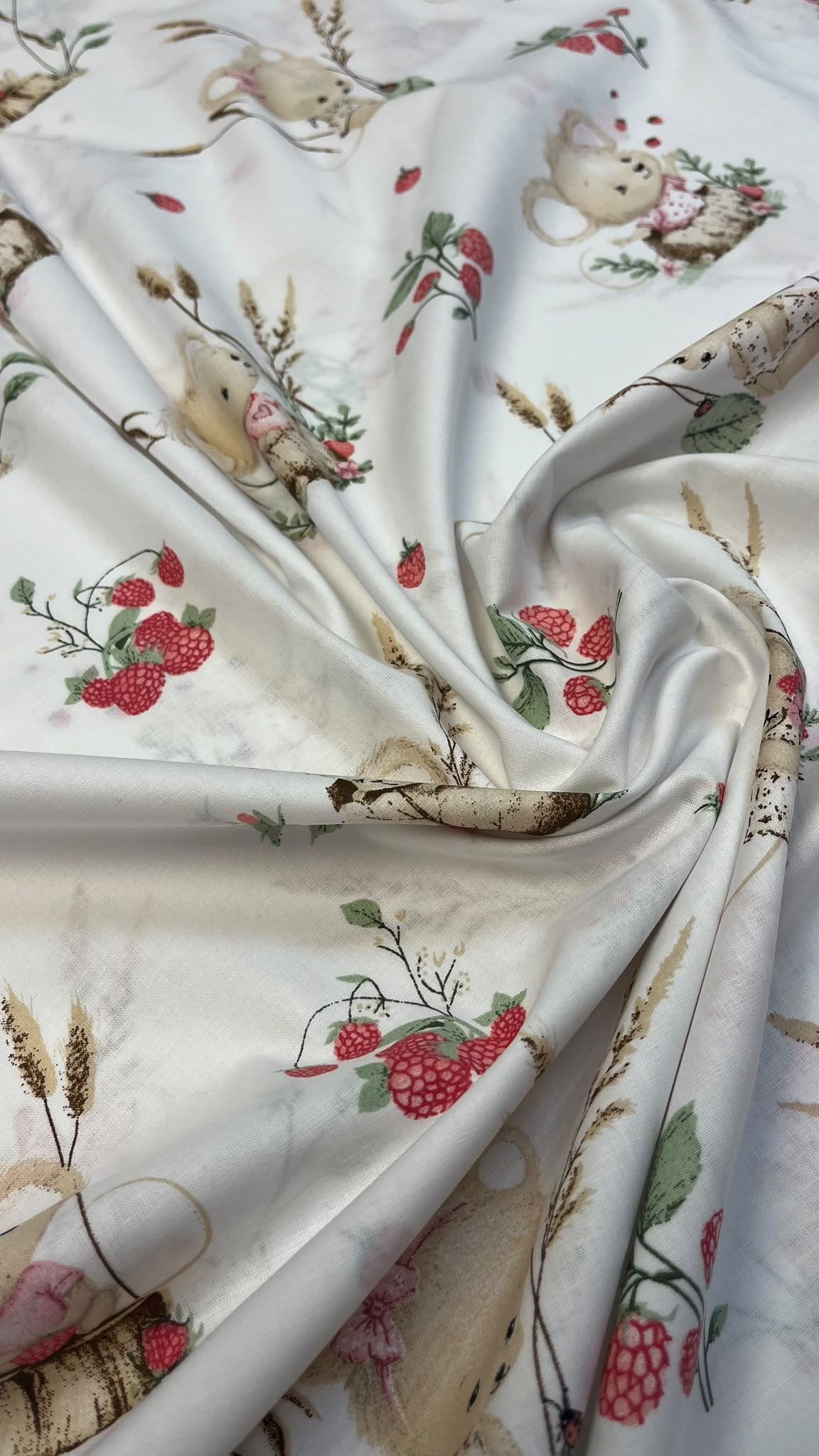 Image avec tissu 100 % coton à pois avec fraises des bois – disponible en ligne chez Šarlotes audumi