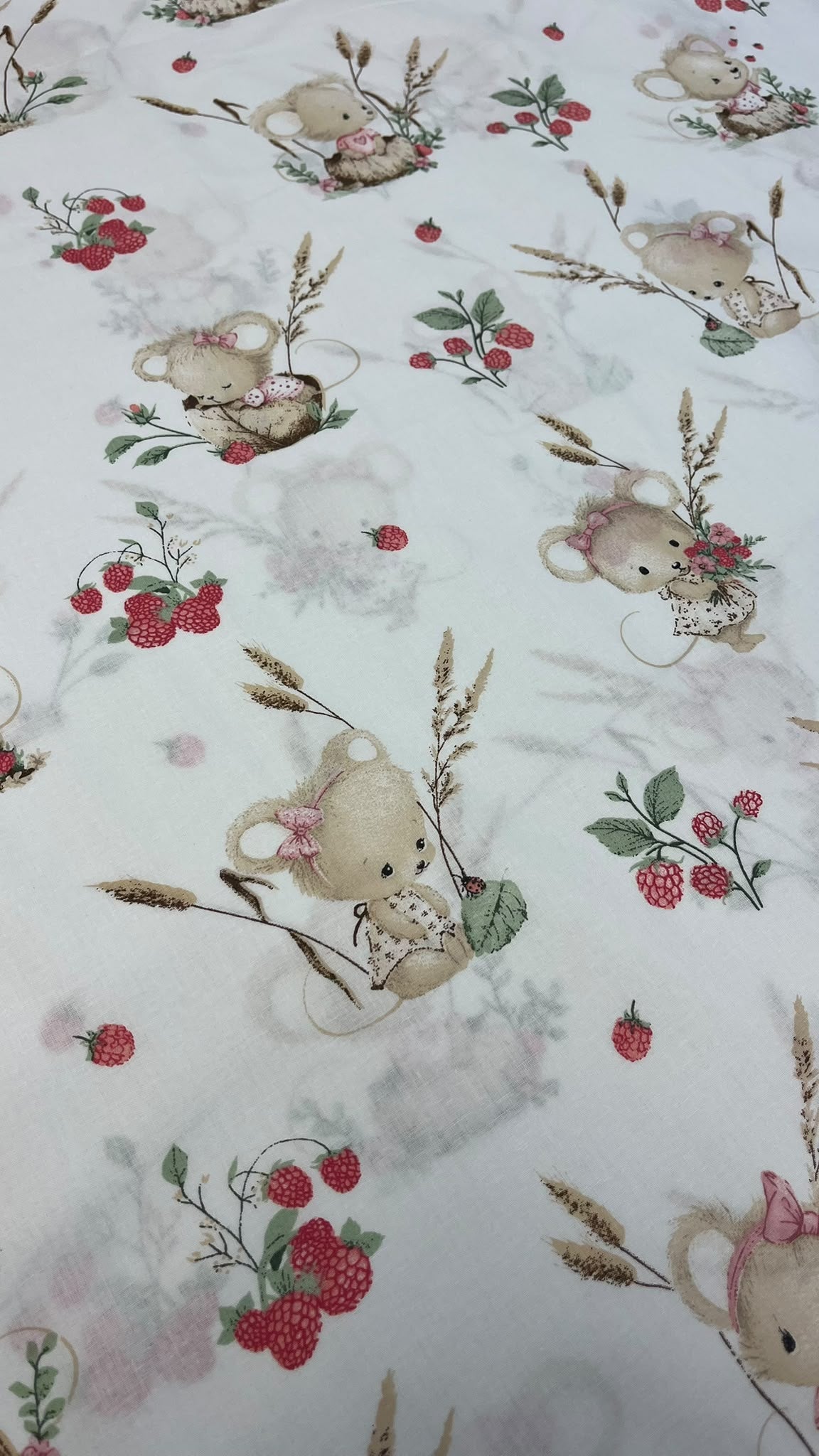Image avec tissu 100 % coton à pois avec fraises des bois – disponible en ligne chez Šarlotes audumi
