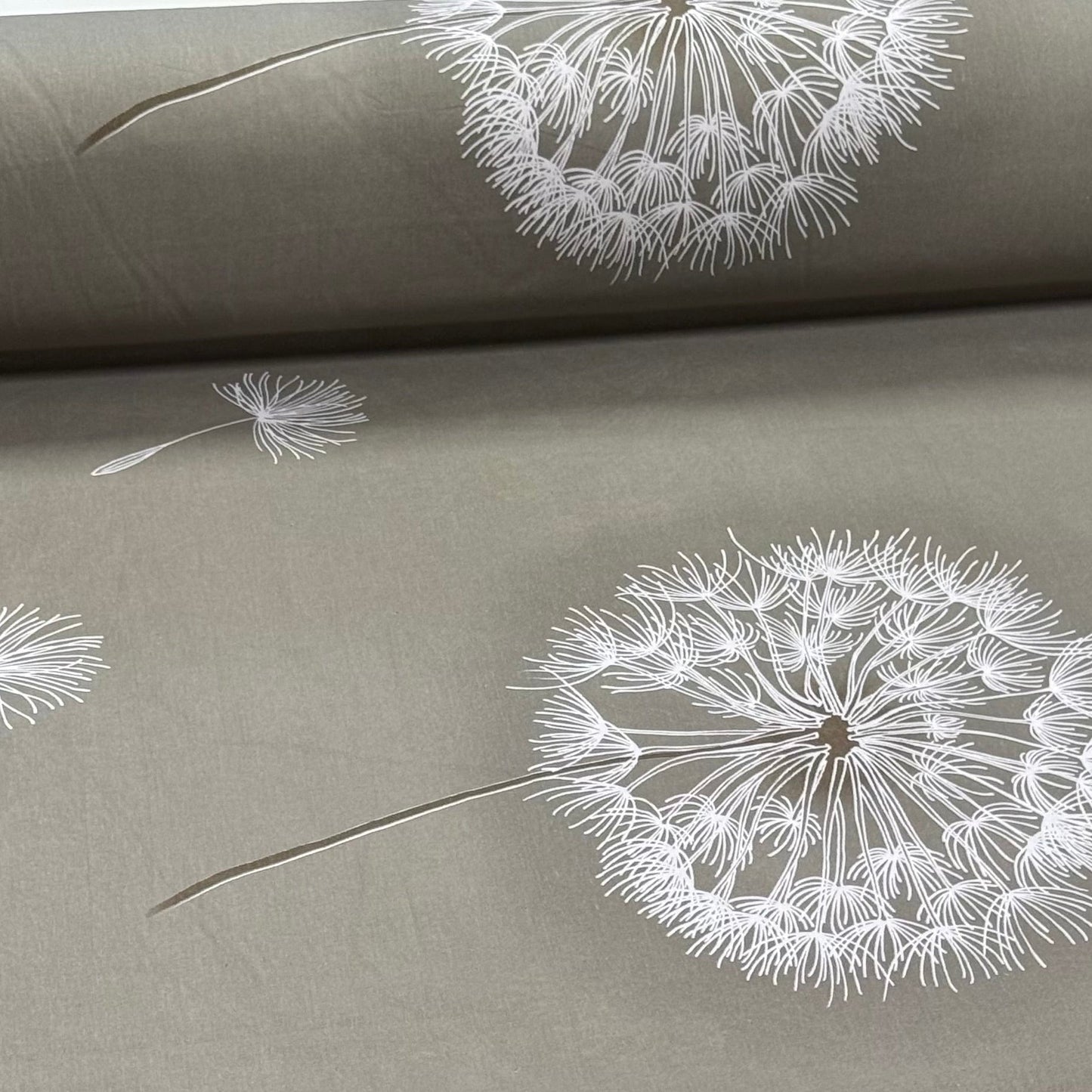 Attēls ar 100% Kokvilnas audums - pieneņu pūkas 220cm 146 g/m² – pieejams Šarlotes audumi