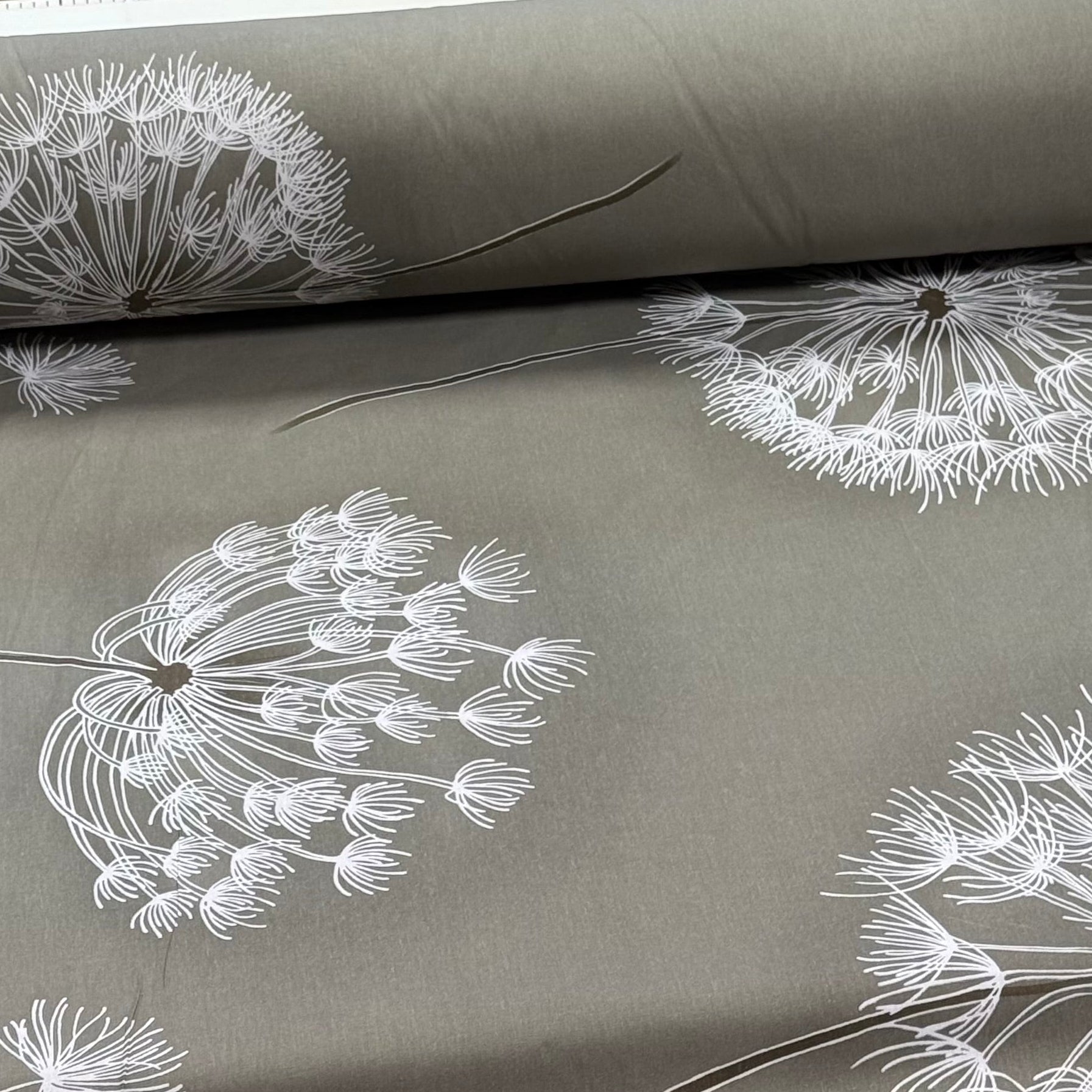 Attēls ar 100% Kokvilnas audums - pieneņu pūkas 220cm 146 g/m² – pieejams Šarlotes audumi