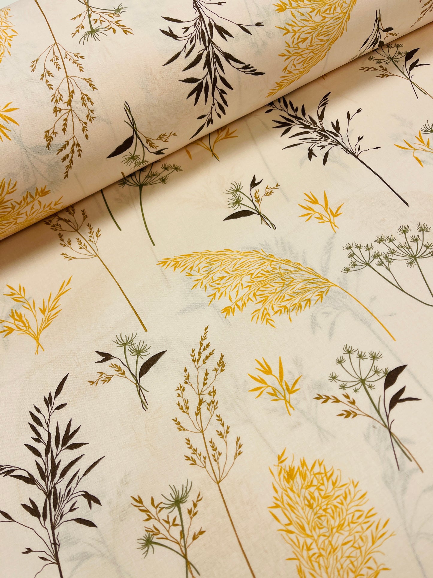 Image en tissu 100 % coton - herbes des prés sur fond beige 125 g/m – disponible chez Šarlotes audumi