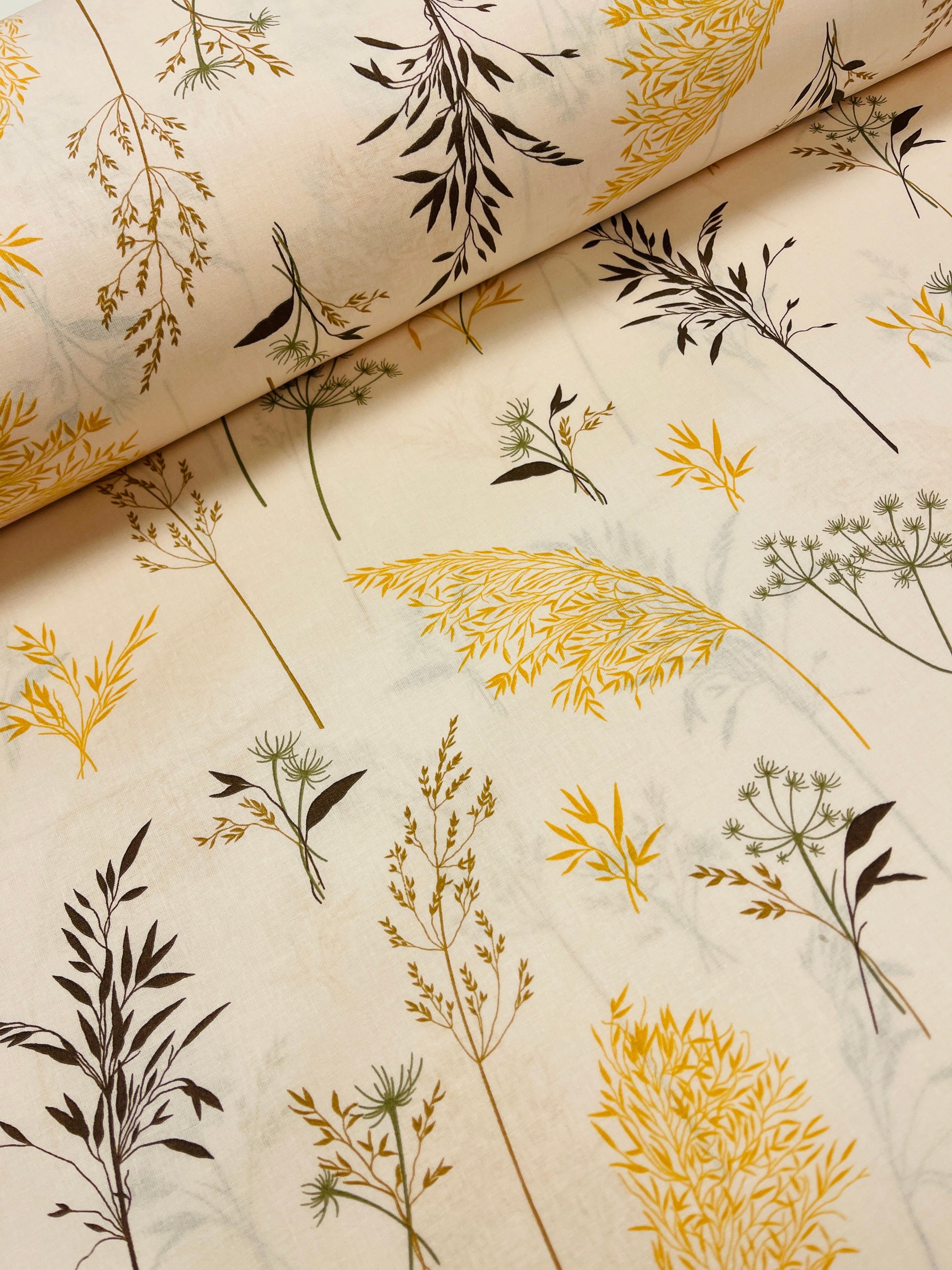 Image en tissu 100 % coton - herbes des prés sur fond beige 125 g/m – disponible chez Šarlotes audumi