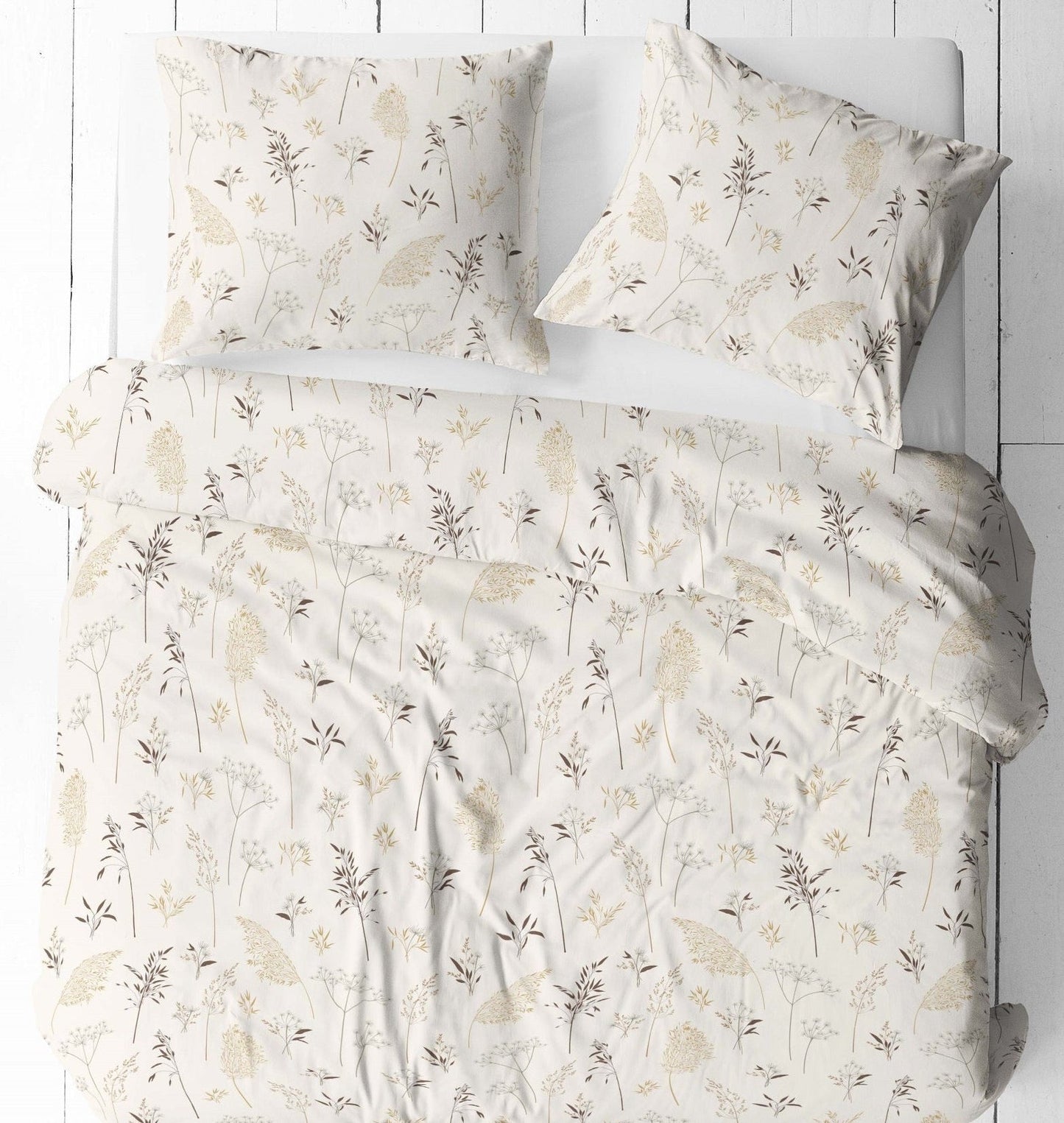 Image en tissu 100 % coton – herbes des prés sur fond beige, 125 g/m – disponible chez Šarlotes audumi