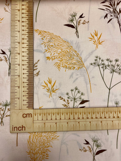 Image en tissu 100 % coton - herbes des prairies sur fond beige 125 g/m – disponible chez Šarlotes audumi