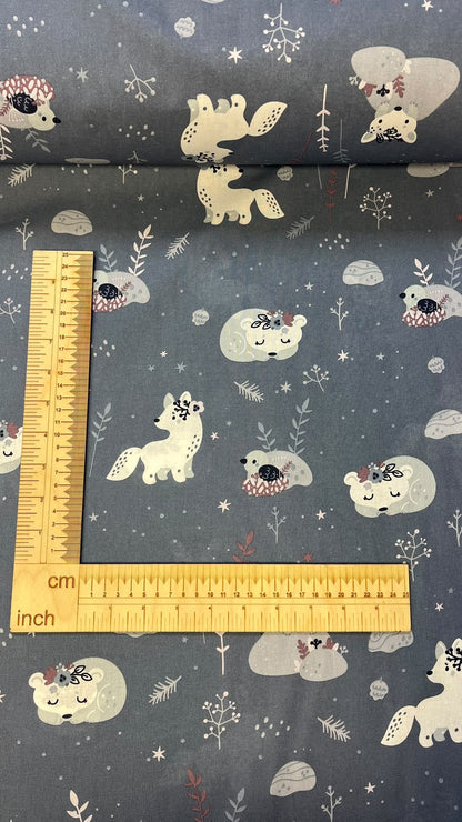 Image de tissu 100 % coton renard arctique – disponible en ligne chez Šarlotes audumi