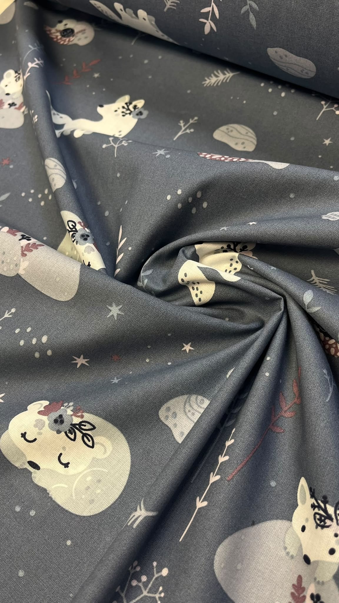 Image de tissu 100 % coton renard arctique – disponible en ligne chez Šarlotes audumi