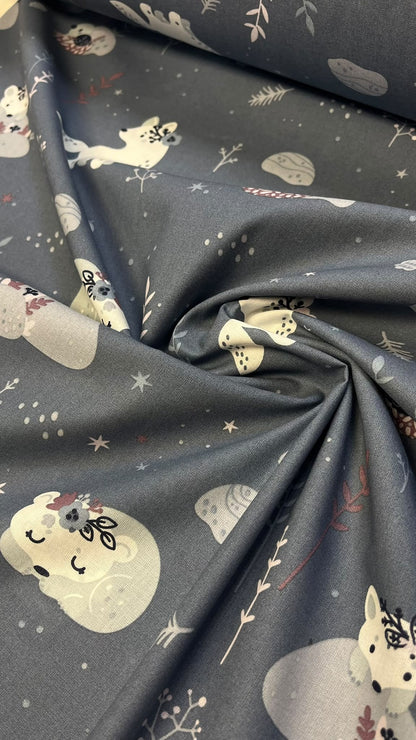 Image de tissu 100 % coton renard arctique – disponible en ligne chez Šarlotes audumi