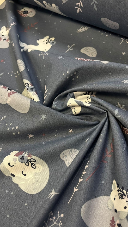 Image de tissu 100 % coton renard arctique – disponible en ligne chez Šarlotes audumi