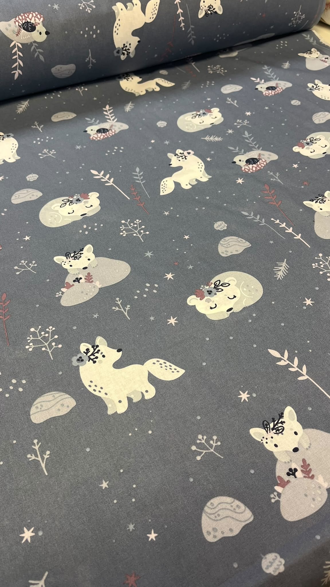 Image de tissu 100 % coton renard arctique – disponible en ligne chez Šarlotes audumi