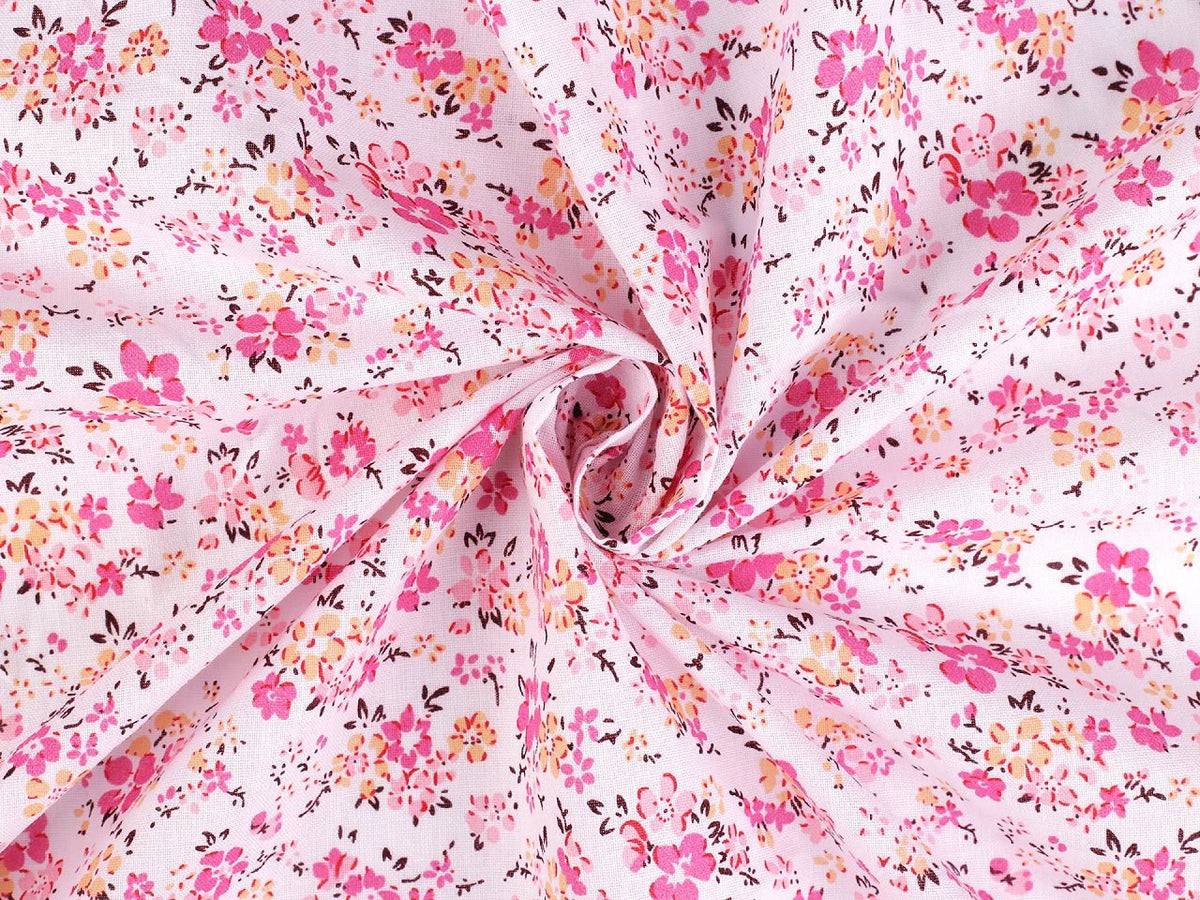 Image d’un tissu 100 % coton à petites fleurs roses – disponible en ligne chez Šarlotes audumi