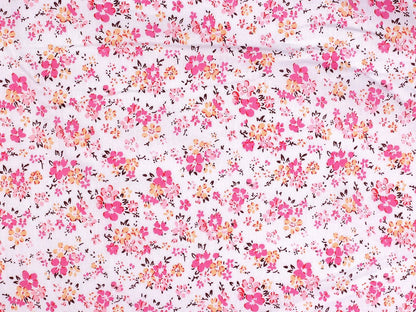 Image d’un tissu 100 % coton à petites fleurs roses – disponible en ligne chez Šarlotes audumi
