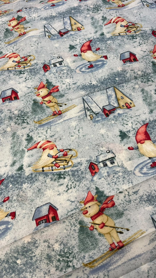 Image d’un tissu 100 % coton avec des lutins qui patinent – disponible en ligne chez Les tissus de Charlotte