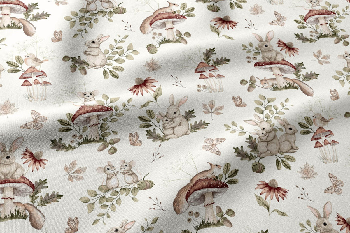 Image de tissu 100 % coton avec champignons et animaux de la forêt – disponible en ligne chez Šarlotes audumi