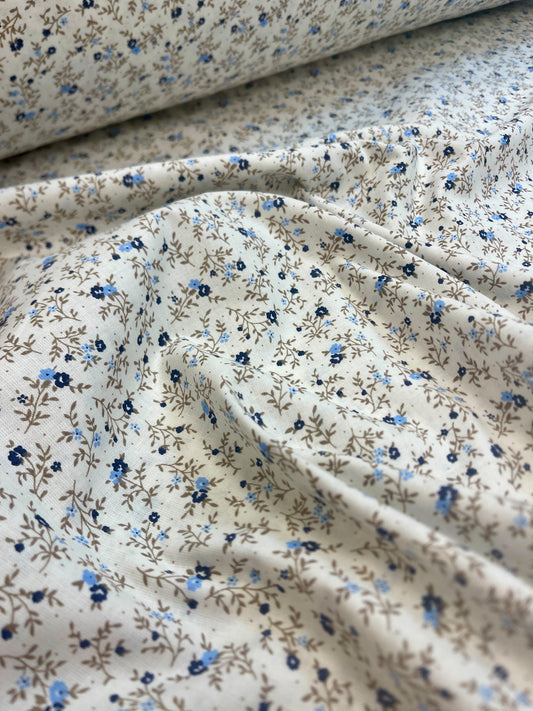 Image en tissu 100 % coton, petits et délicats motifs floraux – disponible en ligne chez Šarlotes audumi