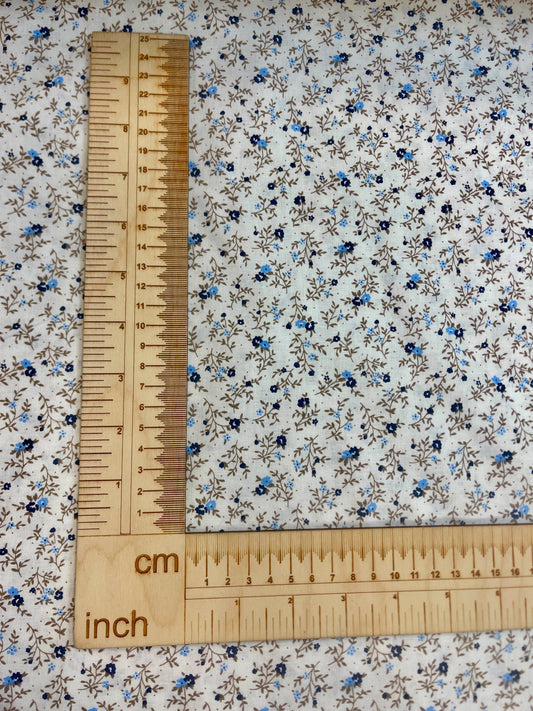 Image avec tissu 100 % coton à petits motifs floraux délicats – disponible en ligne chez Šarlotes audumi