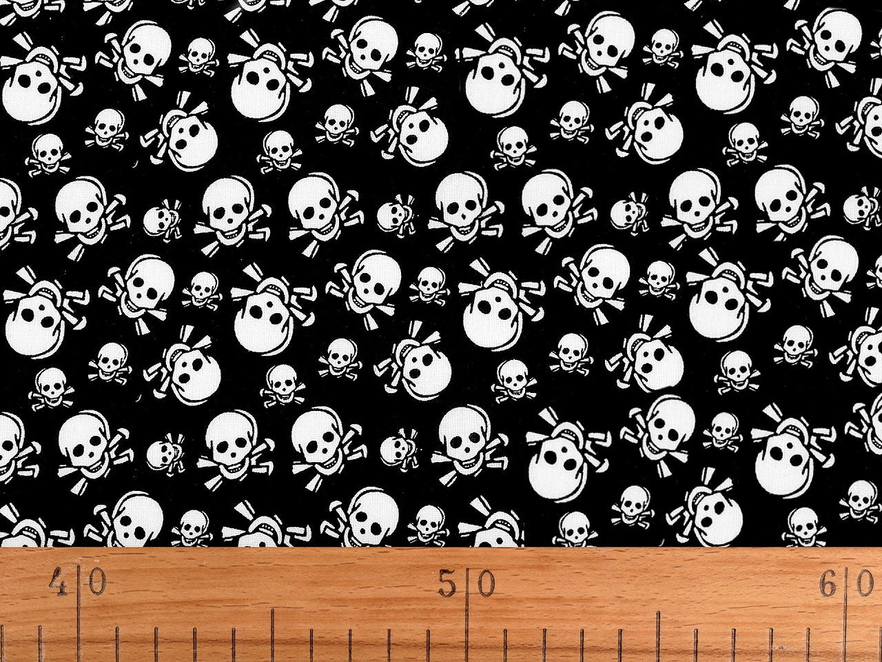 Image de tissu 100 % coton à têtes de mort 125 g/m² – disponible chez Šarlotes audumi