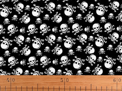 Image de tissu 100 % coton à têtes de mort 125 g/m² – disponible chez Šarlotes audumi
