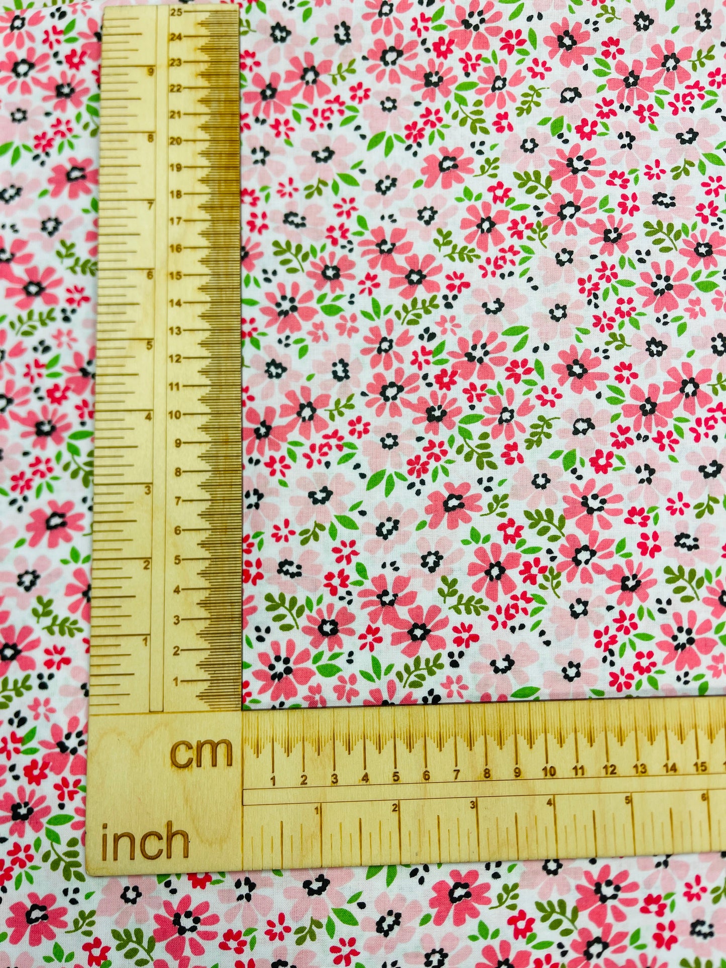 100% Cotton fabric - delicate pink flowers 125 g/m²
