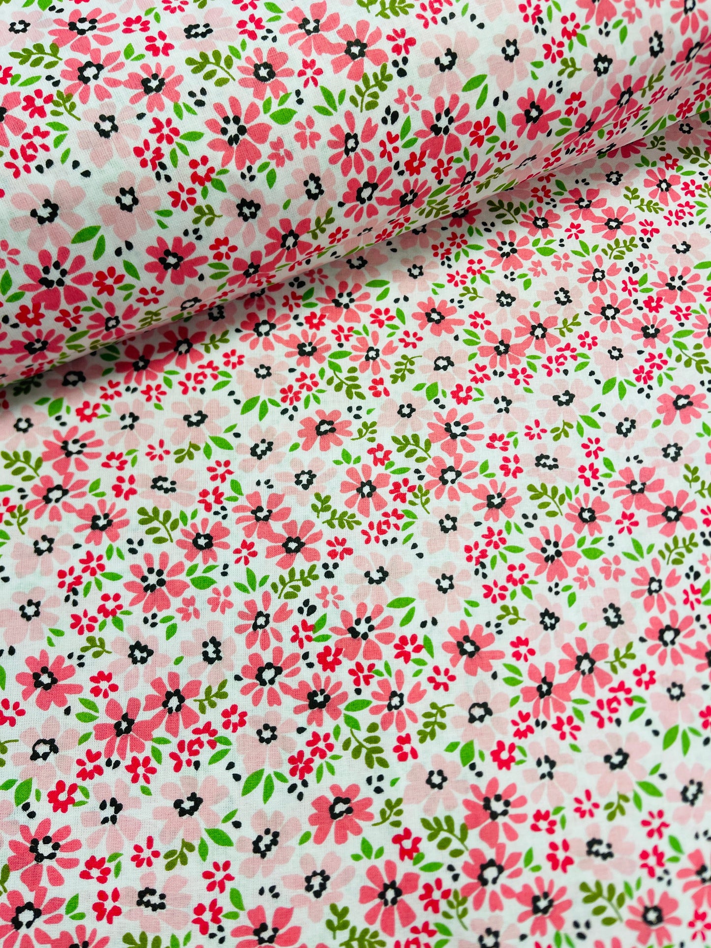 100% Cotton fabric - delicate pink flowers 125 g/m²