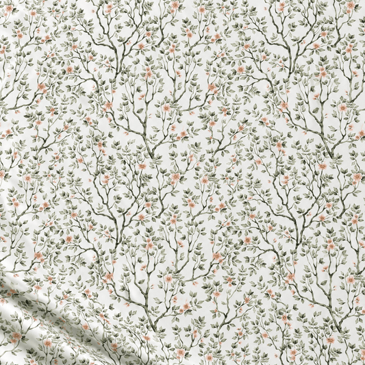 Tissu 100 % coton à motif de fines branches vertes et de petites fleurs sur fond blanc – disponible en ligne chez Šarlotes audumi
