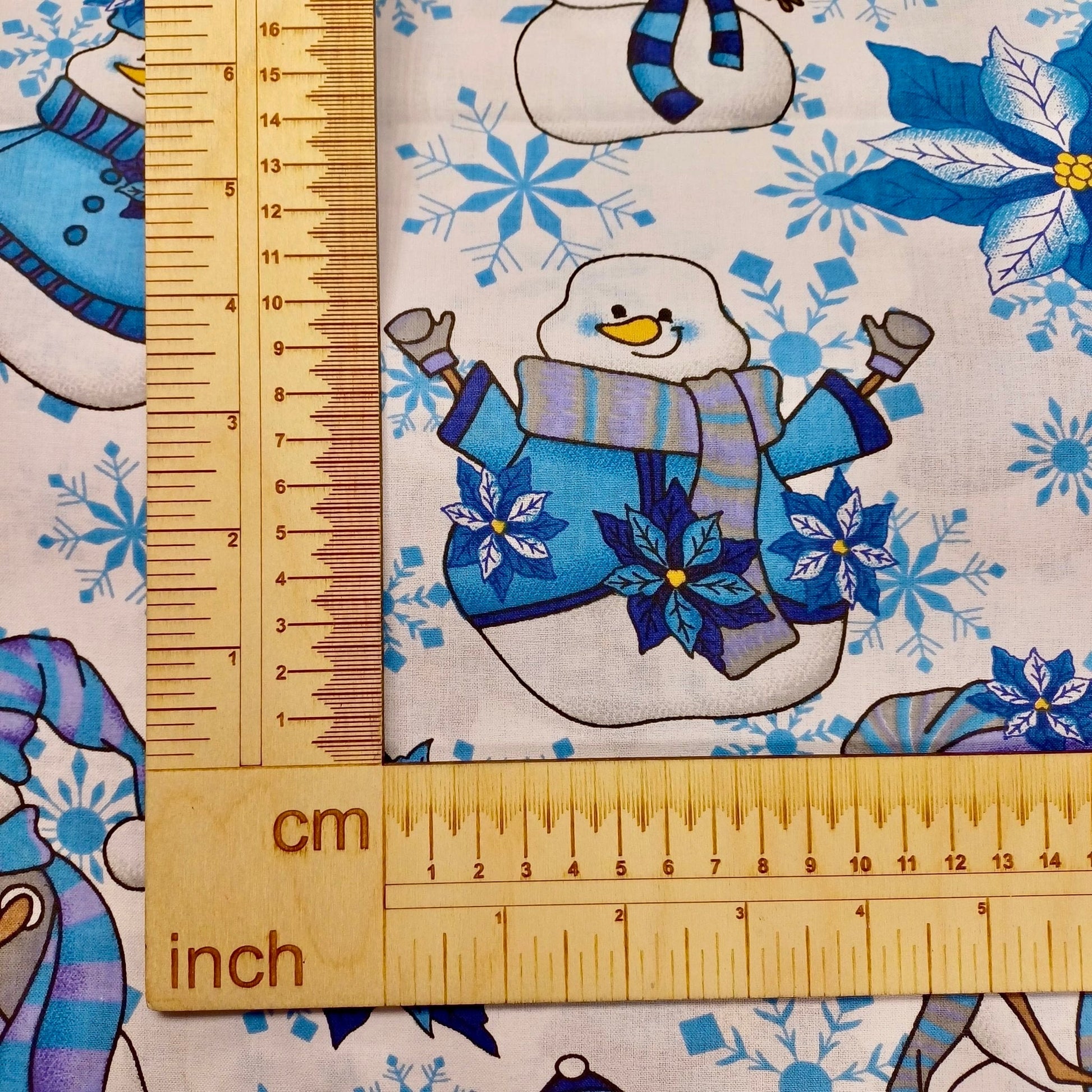 100% tissu en coton - bonhomme de neige avec chapeau bleu sur fond blanc 130 g/m²