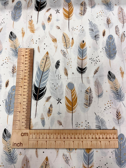 Image en tissu 100 % coton - plumes 125 g/m² – disponible chez Šarlotes audumi
