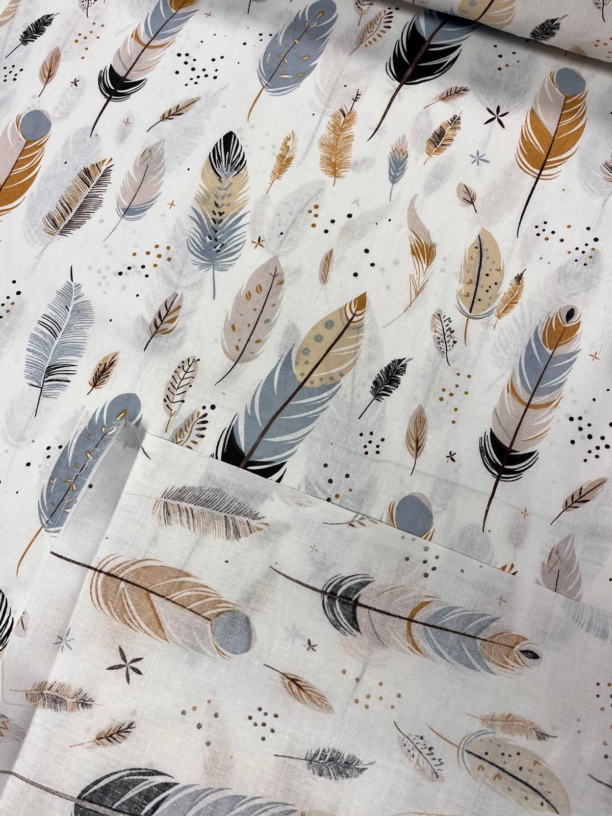 Image avec tissu 100 % coton - plumes 125 g/m² – disponible chez Šarlotes audumi