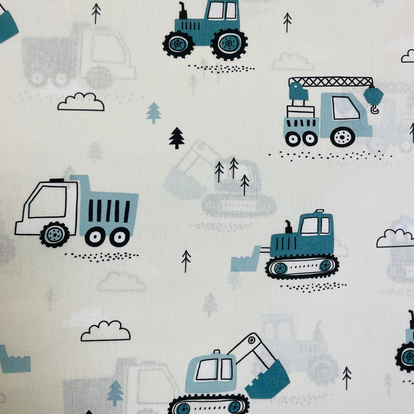 Image du tissu 100 % coton - tracteurs 125 g/m – disponible chez Šarlotes audumi