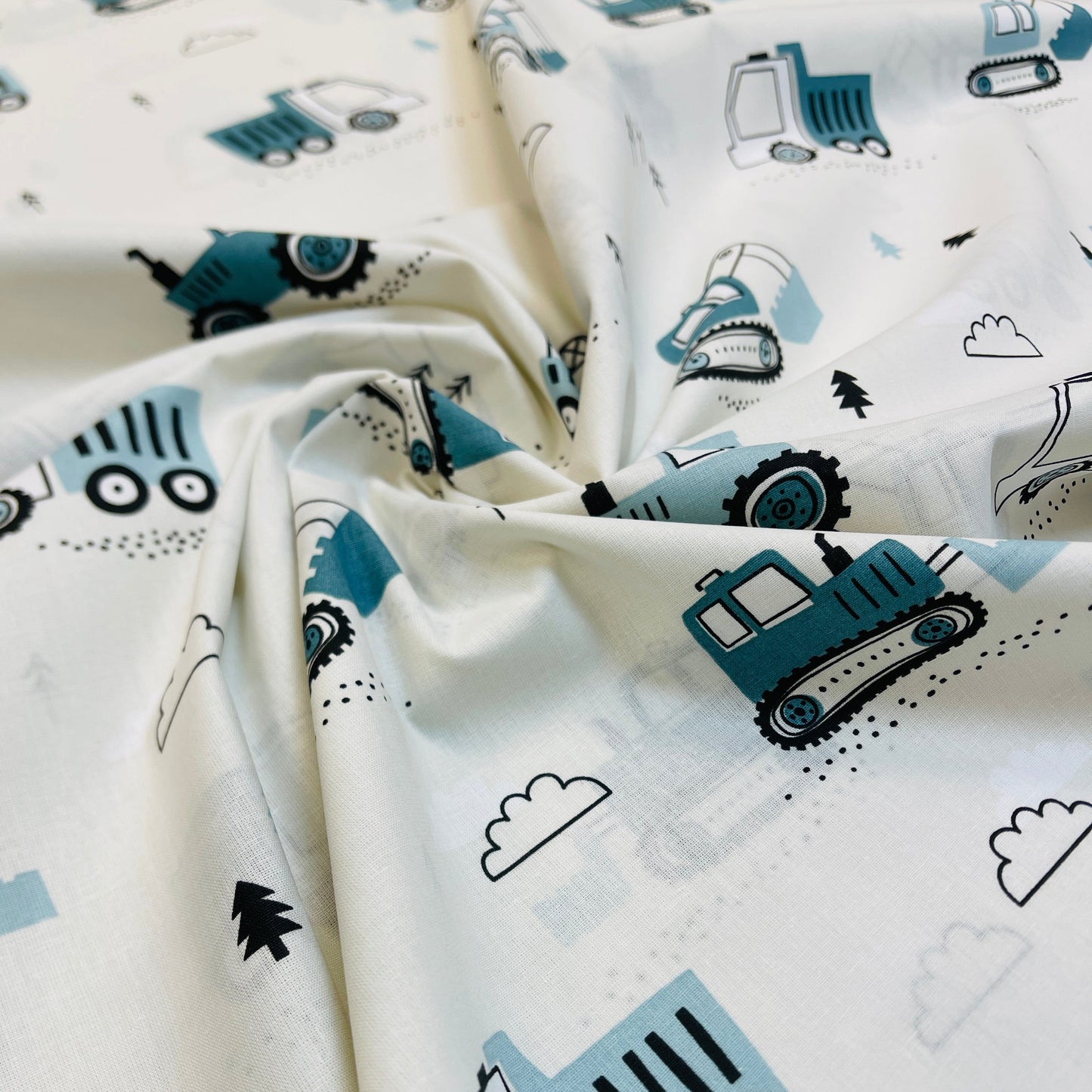 Image avec tissu 100 % coton - tracteurs 125 g/m – disponible chez Šarlotes audumi