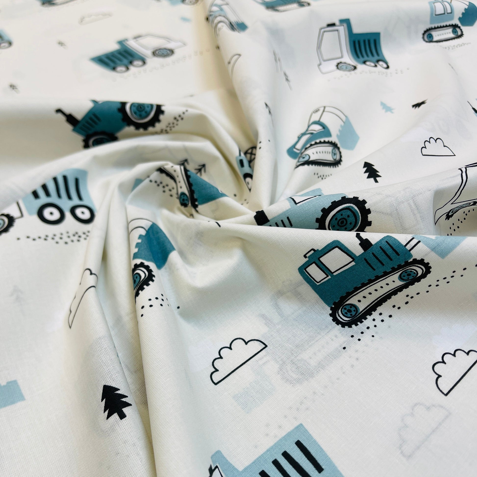 Image avec tissu 100 % coton - tracteurs 125 g/m – disponible chez Šarlotes audumi