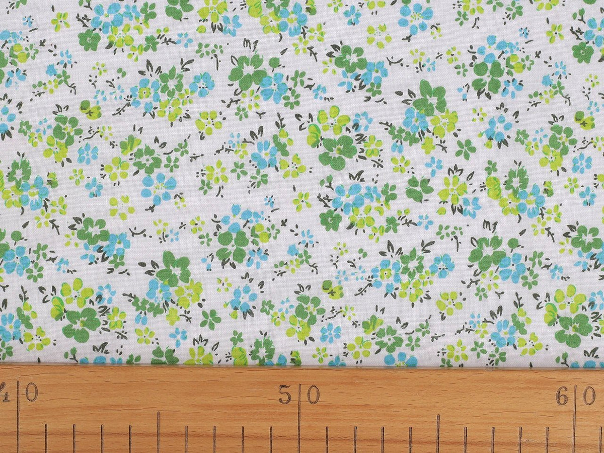 Image en tissu 100 % coton à petites fleurs vertes délicates – disponible en ligne chez Šarlotes audumi